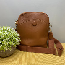 Load image into Gallery viewer, Evelyn Crossbody Purse - Camel