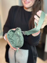 Load image into Gallery viewer, Rue - Nylon Wristlet Wallet - Solid