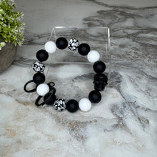 Load image into Gallery viewer, Silicone Bracelet Keychain - Halloween Skull - Black
