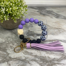 Load image into Gallery viewer, Silicone/Wood Bracelet Keychain - Paw - Purple
