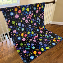 Load image into Gallery viewer, Blanket Halloween #11 - Skull Check Floral Star
