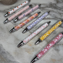 Load image into Gallery viewer, Pen - Clear Design Daisy Floral
