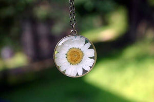 White Daisy Necklace